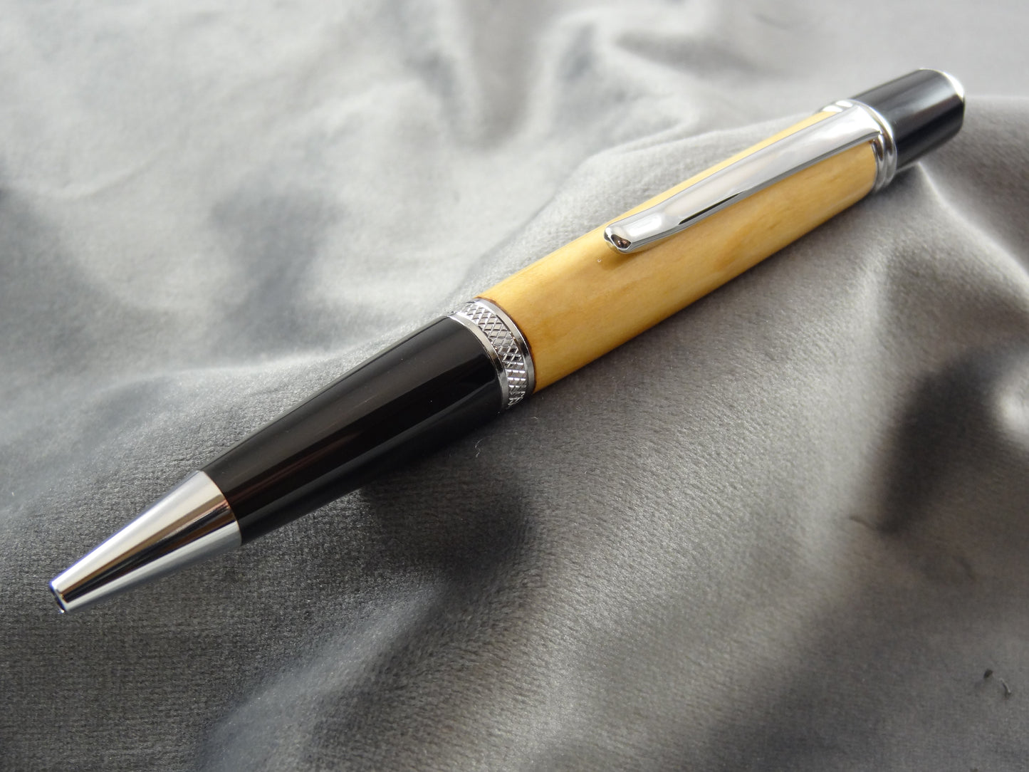 Bethlehem Olivewood White & Red Crosses Ink Pen