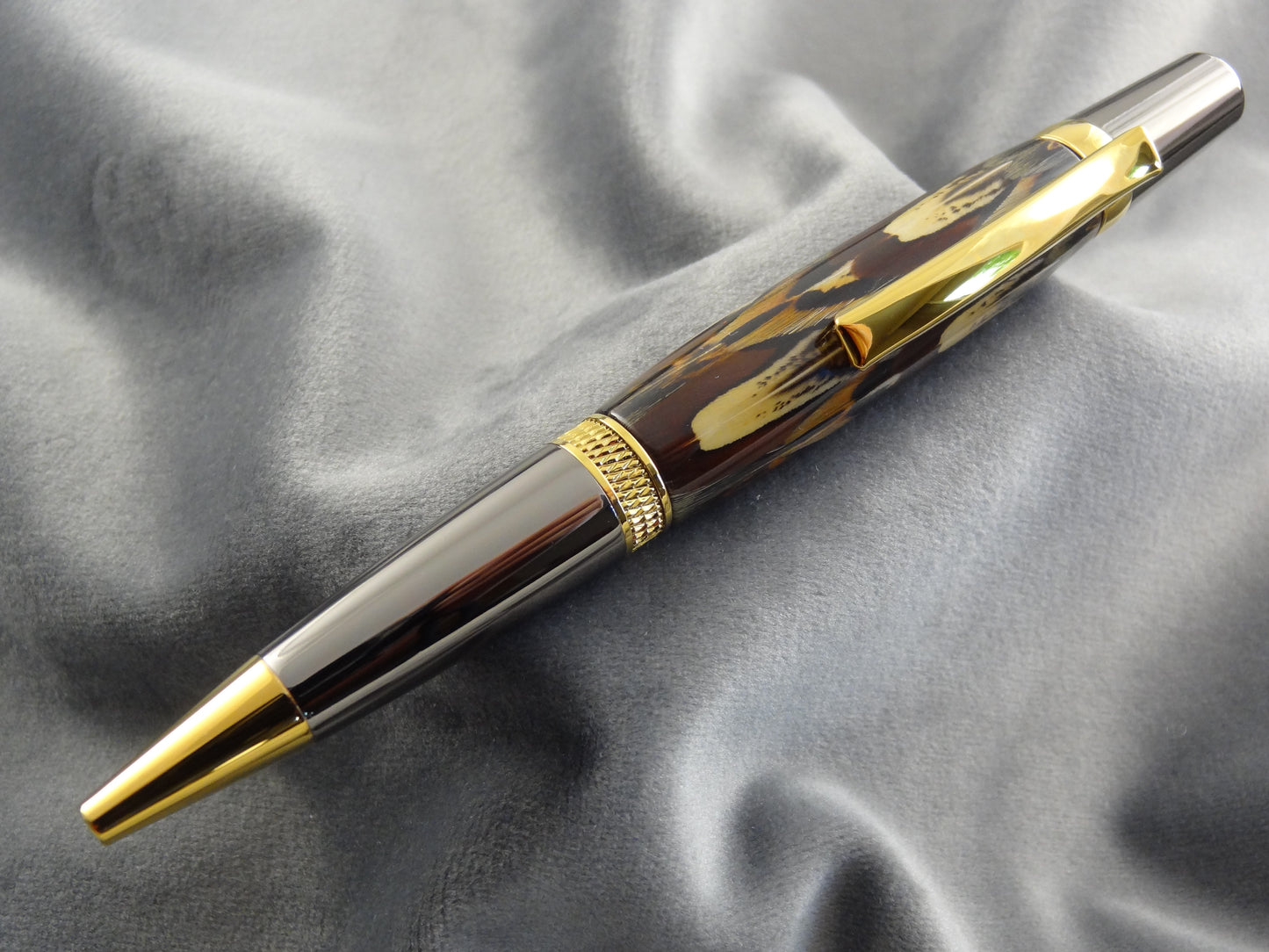 Fantastic Feathers Diamond Knurl Ink Pen
