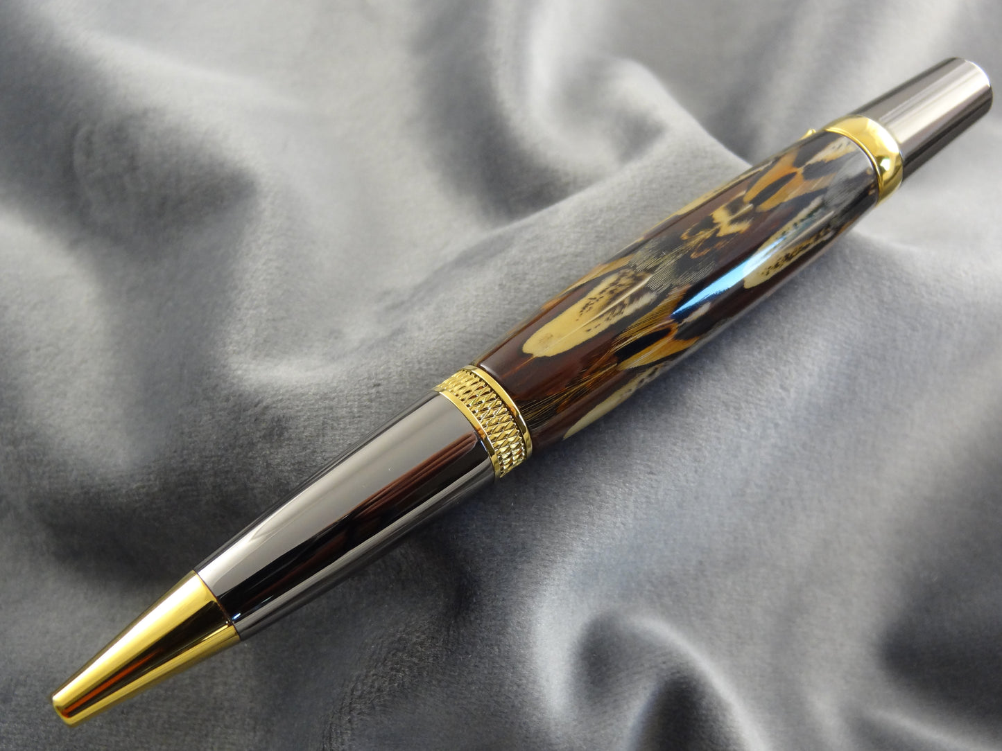 Fantastic Feathers Diamond Knurl Ink Pen